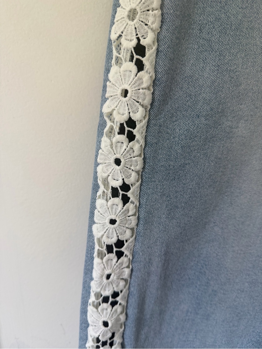 NWT Risen High Rise Crop Wide Leg Jeans with Flower Lace Side Panels Size 9 - Picture 4 of 6